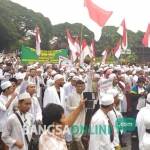 Umat muslim dari berbagai wilayah berkumpul di balai kota Malang menyuarakan aspirasi penolakan atas penistaan agama yang dilakukan oleh Ahok. foto: IWAN IRAWAN/ BANGSAONLINE