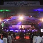 Pertunjukan wayang virtual di halaman Gedung Kesenian Darmoyudo Kota Pasuruan, Sabtu (29/5/2021) malam.