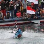 SERU: Sejumlah miniatur kapal saling adu cepat dalam lomba balap miniatur perahu di ajang Prigi Fest 2016, Pelabuhan Prigi, Trenggalek, Jawa Timur, Minggu (21/2).  foto: antara