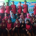 Perwakilan Harpi Melati Kabupaten Madiun saat foto bersama dengan pembina serta peserta didik yayasan Arrazzaq.