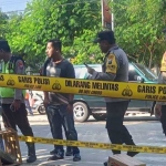 Personel Polsek Kalitidu memasing garis polisi di lokasi penemuan benda mirip mortir di depan Pasar Pungpungan, Kamis (6/6/2024) pagi.