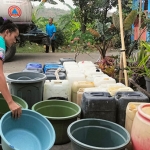 Warga saat mengambil bantuan air bersih dari BPBD Jombang.
