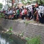 Warga berkerumun ingin melihat mayat yang masih mengambang di sungai. foto: RONY S/ BANGSAONLINE