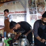 Para peserta Sinando di Desa Kare saat praktik menjadi barista. foto: HENDRO SUHARTONO/ BANGSAONLINE
