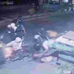 Tangkapan layar dari rekaman CCTV saat 15 pemuda yang diduga dari PSHT mengeroyok 1 pemuda yang menggunakan seragam perguruan silat Kera Sakti, di Jalan Tembok Dukuh Makam, Bubutan, Surabaya, Sabtu (28/10/2023) sekitar pukul 00.15 WIB.