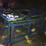 Gerobak nasi goreng hancur tergeletak usai ditabrak mobil boks di  di Jalan Raya Jabaran, Balongbendo, Rabu (29/11/2023).