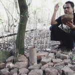 Gus Imam, salah seorang warga Dusun Srebet, Pesanggrahan, saat menunjukkan batu bata kuno yang ditemukan di Hutan Kasinan.