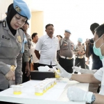 Petugas dari Polres Gresik saat menyerahkan sampel urine untuk dites. Foto: Ist.