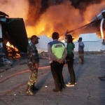 Tampak api melalap bangunan pabrik sepatu dan sandal di Jalan Raya Kundi, Desa Kepuh Kiriman, Kecamatan Waru, Sidoarjo.