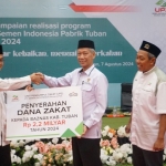 Baznas Tuban saat menerima dana zakat karyawan dari UPZ SIG Pabrik Tuban senilai Rp2,2 miliar.