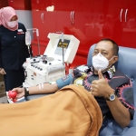 Proses donor darah yang dilakukan Wawali Surabaya Armuji di Kantor PMI Surabaya, Kamis (8/4/2021). (foto: ist)