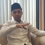 Dedy Yusuf saat memberikan keterangan kepada awak media di ruang kerjanya selepas pelaksaan paripurna pengumuman usulan calon pimpinan DPRD Bangkalan Periode 2024-2029.