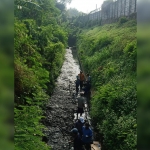 Petani saat membersihkan lumpur di jaringan irigasi Mojokopek Dusun Mojorejo, Desa Ngerong, Kecamatan Gempol.
