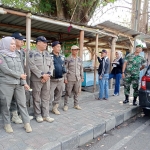 Sejumlah personel Satpol PP Kota Batu berjaga di jalan Sultan Agung. Foto: Adi Wiyono/BANGSAONLINE