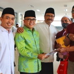 Menpan-RB Abdullah Azwar Anas (batik hijau) saat mengunjungi Mall Pelayanan Publik (MPP) Kota Pasuruan.