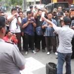 Polisi mengawal massa yang demo di Kejaksaan Negeri Kota Kediri. (ft: arif kurniawan/ BANGSAONLINE)