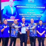 Ketua Umum DPP Demokrat, Agus Harimurti Yudhoyono (AHY), saat menyerahkan surat rekomendasi ke Abdul Ghofur-Firosya Shalati untuk maju Pilkada 2024 di Lamongan.