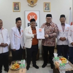 Hanindhito Himawan Pramana (baju batik) saat menerima rekomendasi dari Ketua DPW PKS Jawa Timur, Irwan Setiawan. Foto: Ist. 