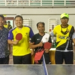 Ketua AKD Kabupaten Gresik Nurul Yatim (kiri) mendampingi Khoirul Huda usai mengikuti Turnamen Tenis Meja Kapolres Gresik Cup 2022. foto: ist.