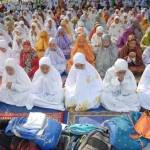 KHUSYUK - Ribuan siswa siswi saat berdoa usai melaksanakan salat ghaib. (foto: rony suhartomo/BANGSAONLINE)