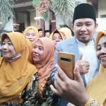 Ketua Fraksi Partai Gerindra DPRD Jawa Timur, Muhammad Fawait saat diajak berswafoto emak-emak.