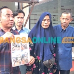 kuasa Hukum pelapor, Nur Azis, didampingi saat menunjukkan foto pengerusakan pagar yang diduga dilakukan Pemerintah Desa Mlangi, Kecamatan Widang, Tuban. Foto: ACHMAD CHOIRUDIN/BANGSAONLINE