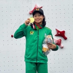 Eka Dian, atlet panjat tebing asal Tuban berhasil menyabet medali emas dalam pertandingan kelas nomor speed WR relay.