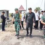Tim Wasev Mabesad didampingi Plt Bupati Sidoarjo meninjau lokasi TMMD ke-120 di Desa Penambangan Balongbendo, Rabu (22/5/2024). Foto: Ist.