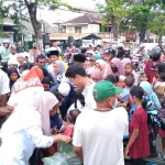 Bagi-bagi 1.000 takjil yang digelar DPC Gerindra Kota Pasuruan diserbu warga.