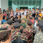 Pj Bupati Pasuruan Andriyanto saat menemui ratusan banser di depan pintu masuk Gedung Maslahat.