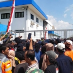 Ratusan warga Desa Socorejo saat berunjuk rasa di depan perusahaan PT Indo Mina Bahari.