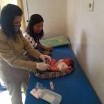BERUNTUNG: Kondisi bayi malang yang dibuang di pos kamling saat dirawat di Puskesmas Boro, kemarin. foto: tri susanto/ BANGSAONLINE