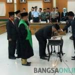 Prosesi pergantian Kadispendukcapil dan Sekretarisnya yang digelar di Aula Bung Tomo Pemkab Jombang, Senin (31/10) siang. foto: RONY S/ BANGSAONLINE