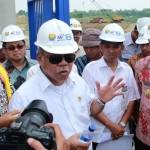 SIDAK: Menteri PUPR, Basuki Hadimulyo didampingi Wabup Moh. Qosim ketika mengunjungi pembangunan BGS. foto: syuhud/ BANGSAONLINE