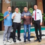 Bambang Roebiyanto, Kacab Dealer CV. Eka Karunia Motor bersama tim penasihat hukumnya usai mendengarkan pembacaan putusan di PN Lamongan.