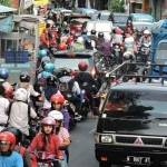 Tampak kemacetan di jalur poros Kota Malang yang terjadi kemarin (09/06). (foto: iwan irawan/BANGSAONLINE)