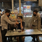 Polres Gresik saat razia prokes di warung dan kafe. Foto: IST/ BANGSAONLINE