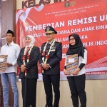 Gubernur Khofifah saat menyerahkan SK Remisi kepada perwakilan warga binaan di Rutan Perempuan Kelas IIA Surabaya.