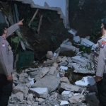 Kapolsek Wlingi, AKP Mulyanto (kanan) saat meninjau bangunan Mushola Al Furqon di Desa Balerejo yang rusak parah usai diterjang longsor.
