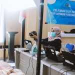 Petugas Imigrasi Malang sedang melayani pembuatan paspor di Puskesmas Kepanjen.