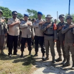 Para personel Satbrimob Polda Jatim foto bersama disela-sela latihan SAR di Tlocor Sidoarjo
