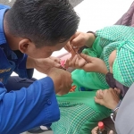 Petugas Damkar Tuban ketika mengevakuasi permainan lego yang tersangkut di jari tangan seorang bocah.