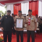 Kepala Dinas Pendidikan Provinsi Jawa Timur Aries Agung Paewai (tengah) saat menerima penghargaan dari Museum Rekor Indonesia (Muri). 