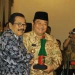 Bupati Sidoarjo H Saiful Ilah saat menerima penghargaan K3 dari Gubernur Jatim H Soekarwo, di Grahadi Surabaya, Rabu (30/3/2016). foto istimewa