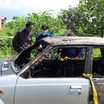 Tim Labfor, Kompol Agus Santoso langsung melakukan olah TKP beserta 2 anggota yang langsung turun dari Polda Jatim. (foto: ANDY F/ BANGSAONLINE)