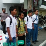 Sejumlah pelajar yang terjaring razia. foto: RONY S/ BANGSAONLINE