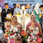 
Ketua DWP Dinas Pendidikan Provinsi Jawa Timur Ny Mardiana Aries Agung Paewai saat menyerahkan bantuan kepada anak asuh.