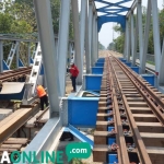 Petugas mengecek kondisi jembatan atau Bangunan Hikmat (BH 227). foto: RONY S/ BANGSAONLINE