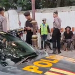 Anggota Polsek Jetis, Polres Mojokerto Koya saat menolong pria bernama Bani yang mendadak sakit di jalanan