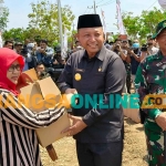 Pjs Bupati Kediri, Heru Wahono Santoso, didampingi Dandim 0809/Kediri, Letkol Inf Aris Setiawan, saat menyerahkan bantuan secara simbolis. Foto: MUJI HARJITA/BANGSAONLINE 